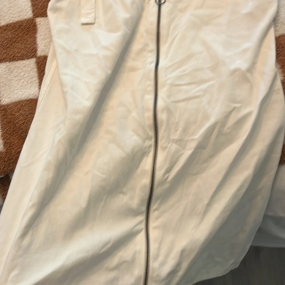 White dress - Picture 5 of 5